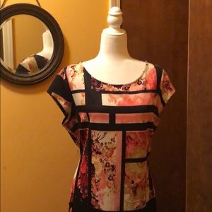 NY&CO body con dress- lovely floral design 👗